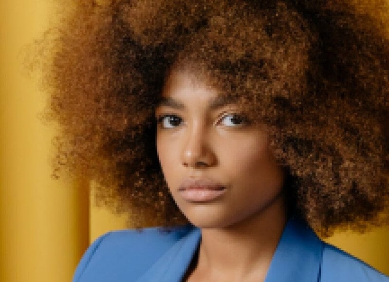 Размытое фото портрета женщины низкого качества